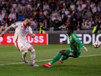 Lyon arranca agónico empate al Manchester United