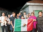Mexicanos y sus familias salen de la zona de guerra en Irán
