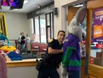 Arrestan a empleado disfrazado de Chuck E. Cheese... por usar una tarjeta robada