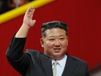 Kim Jong Un muestra sus armas más avanzadas en un desfile histórico