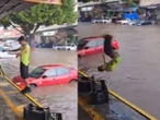 Competencia de clavados en calles inundadas de Guadalajara se hace viral