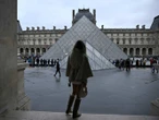 Cinco nuevos detenidos en Francia por el robo en el Museo de Louvre