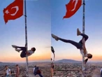 Turista podría ir a la cárcel por hacer 'pole dance' con la bandera turca | VIDEO