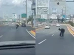 Sin casco, de reversa y con audífonos, se viraliza VIDEO de patinador