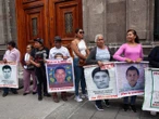Llegan padres de normalistas desaparecidos a Palacio Nacional