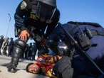 Inicia toque de queda en Los Ángeles por protestas migratorias; Trump defiende redadas