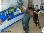 VIDEO: Empleados de una gasolinera se plantan ante un ladrón e impiden el robo