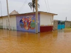 Mar de fondo inunda casas, comercios y escuelas en Oaxaca 