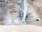 VIDEO: Pareja casi muere aplastada por la caída de rocas en una cascada