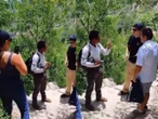 Detienen a turistas por rayar la Peña de Bernal; ‘todos la pintan’ | VIDEO