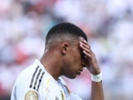 Investigan cheques de Mbappé a policías