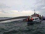 Barco turístico vuelca en una bahía de Vietnam y deja 34 muertos