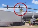 VIDEO | Tráiler choca contra una grúa con un trabajador a bordo