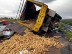 Rapiñan tráiler cargado con papas a pesar de una persona muerta tras accidente