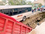 Megasocavón devora autos en Guadalajara; hay tres personas heridas