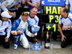 VIDEO: Hadjar rompe su primer trofeo en la F1 y lo parte en dos