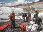 Drones al rescate del Everest: así limpian el 'basurero más alto del mundo'
