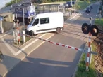 Furgoneta es arrollada por un tren al intentar cruzar; graban VIDEO del choque