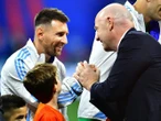 Gianni Infantino celebra gol de Messi contra México