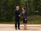 Sheinbaum se reúne con Mark Carney; le obsequia balón hecho por artesanos Wixárika