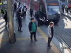 VIDEO: Guardia salva a mujer de ser arrollada por un tranvía en Turquía