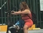 ¡Inconsiente! Mujer traslada a un bebé en scooter | VIDEO