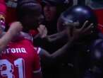 VIDEO: Helinho sacude del casco a policía tras golazo con Toluca