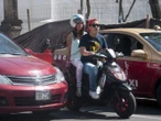 ¿Te pueden multar por no llevar casco como pasajero en moto?