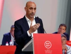 VIDEO: Luis Rubiales recibe huevazos en evento público