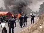 Huachicoleros arrebatan patrulla a policías y la incendian