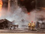 Video: Poderosa explosión e incendio consumen empresa de destilación de diésel