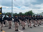 General Arturo Coronel Flores pasa Revista Militar al desfile por el 215 aniversario de la Independencia