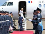VIDEO: Brigitte Macron ignora a Emmanuel al bajar del avión en Reino Unido