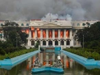 Manifestantes le prenden fuego a la exprimera dama de Nepal y queman el Parlamento