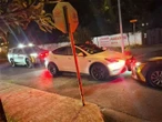 Joven alcoholizado se duerme en su Tesla y provoca tráfico