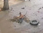 Captan a hombre en situación de calle flotando en la corriente tras colapso del drenaje en Campeche
