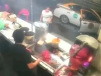 Mujer embarazada muere en puesto de tacos tras ser prensada por auto
