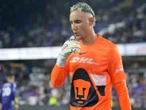 ¡Autogol y expulsión! Keylor Navas vive calvario con Pumas