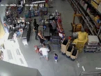 VIDEO: Detienen a asaltantes que robaban supermercados con machetes y fusiles simulados