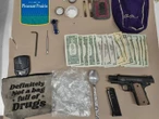 Polcías confiscan lo que "definitivamente no es una bolsa llena de drogas"... porque sí tenía