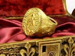 ¿Qué objetos recibe el Papa al iniciar su pontificado y qué significan?