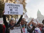 Feministas y trabajadores se unen a las protestas de los jubilados en Argentina