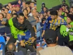 ¡Siente tu liga! Policía y aficionado se agarran a golpes
