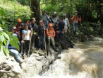 Buscan por aire y tierra al niño arrastrado por la corriente del río Laja
