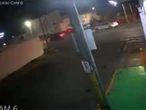 Automovilista intenta rebasar a alta velocidad y arrolla a mujer