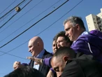 VIDEO: Javier Milei recibe 'piedrazos' durante una caravana de campaña