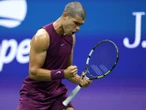 Carlos Alcaraz estrena 'look' y debuta con victoria en US Open 2025
