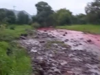 Río se tiñe de rojo en Hidalgo por accidente de camión que transportaba pintura