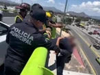 ‘Lo abracé, le dije que nos dejara ayudarlo’; rescatan a joven en lo alto de un puente