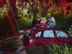 Río arrastra auto tras lluvias en Hidalgo; rescatan a conductor